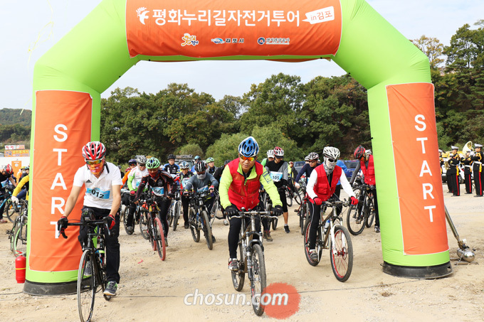 
	지난 22일 ‘2016 평화누리길 자전거투어 in 김포’행사가 개최됐다.
