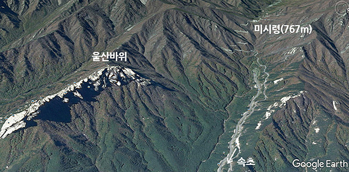
	설악산 미시령(767m) 길은 절경의 울산바위를 내내 볼 수 있다.

