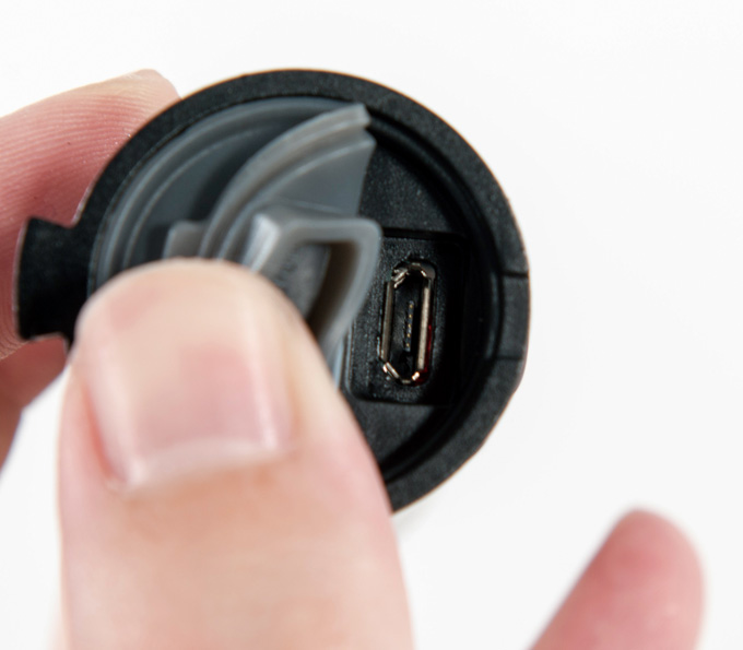 
	마이크로 USB 포트로 충전이 가능하다.
