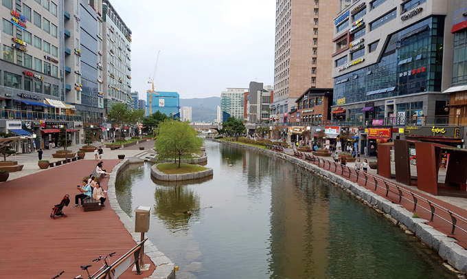 호수공원 동쪽으로 2km 이상 이어진 수변공원은 자전거도로와 쉼터, 식당과 카페가 어우러져 매우 푸근하고 친근한 느낌을 준다