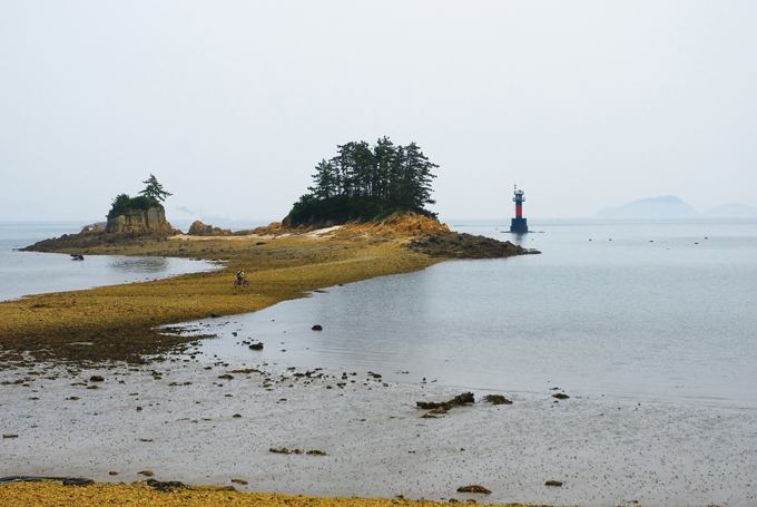 무녀도 최북단의 바위섬은 한때 선유도에서 가장 오지였지만 고군산대교 개통으로 가장 먼저 만나는 풍경이 되었다 