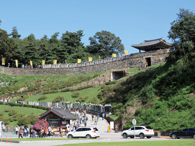 세계문화유산 ‘공산성.’ 정지산과 주미산을 양 날개로 거느린 몸통이다.(공주 웅진동)