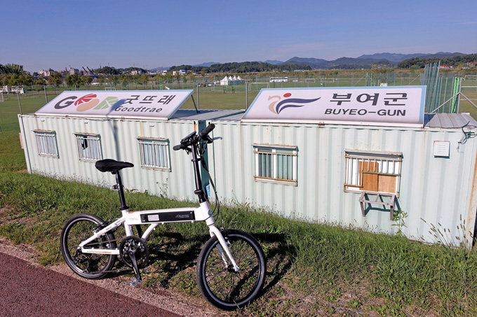 부여와 굿뜨래는 동의어다. 굿뜨래가 구다라가 되고, 일본말로 ‘백제’는 ‘구다라’라 읽는다.(부여읍)