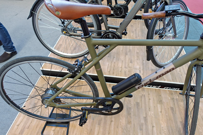 
	자전거가 가볍고 작은 모터를 사용하는 전기자전거는 배터리 무게와 용량도 한정적이다.
