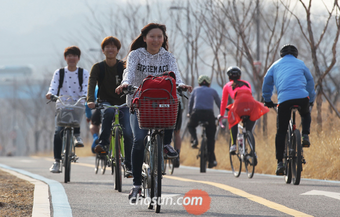 
	서울 반포한강공원에서 자전거를 타는 시민들.
