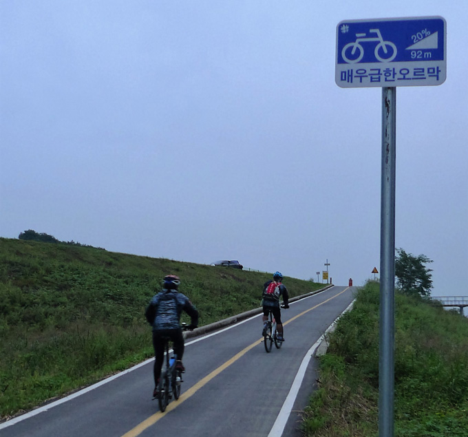 
	전기자전거는 일반 자전거엔 가장 큰 장애물인 오르막 주행에서 그 진가를 발휘한다.
