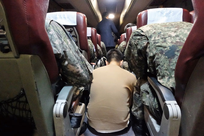 광주송정발 상무대행 버스. 군인들의 귀대시간은 예나 제나 어김없다. 민간인은 쌀속의 뉘같이 드문드문하다(장성읍)