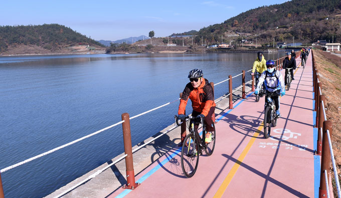 
	지난해 개설된 ‘오동도-여자만’ 구간 자전거도로에서 라이딩을 즐기는 사람들.
