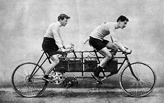 
	1900년 파리 엑스포에 전시된 2인승 전기자전거
