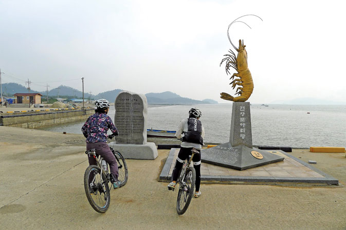 
	전장포아리랑 기념비. 전국최대의 새우 집산지답게 새우를 형상화했다
