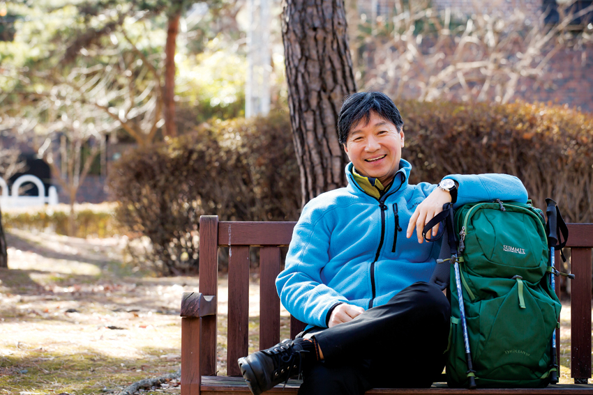 부드러움 미성으로 70년대부터 지금까지 꾸준히 사랑받는 가수 김세환. 올해 70세라고 믿기지 않을 만큼 그 '절대 동안'을 자랑한다. 하지만 그의 동안비결은 늘 낙천적으로 살고 운동을 게을리 하지 않은 노력의 결과다.