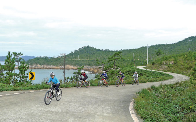 
	김 전 대통령 생가에서 경치 좋고 편안한 해안도로가 18.5km 이어진다
