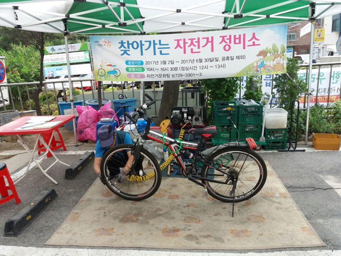
	2017년 상반기 야탑3동 주민센터 앞에서 운영한 이동식 자전거 정비소
