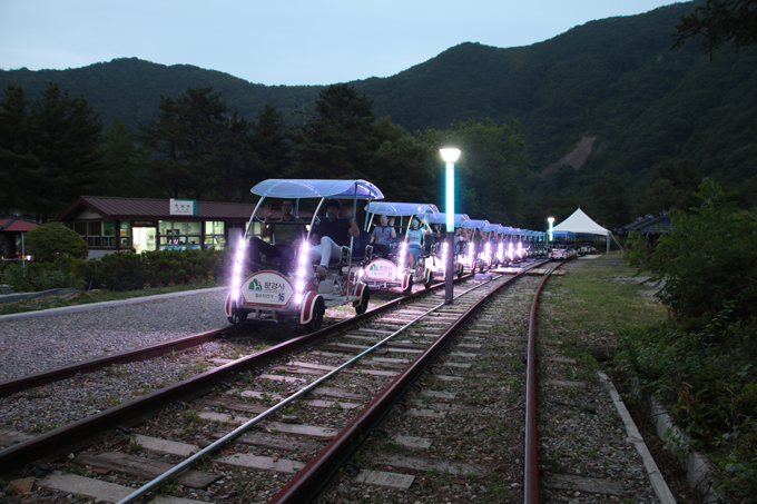 
	문경관광진흥공단에서 운영하는 문경 철로 자전거를 여름 시즌을 맞아 야간에도 이용할 수 있게 됐다.
