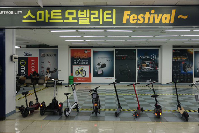 
	지난 14일, 서울 용산구 전자랜드 신관 1층에 마련된 특별전시장에서 '스마트모빌리티 페스티벌' 개막식이 열렸다.

