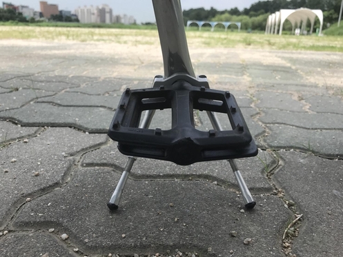 자전거 받침대. 자전거를 세워둘 때마다 매우 번거롭다./김참 기자