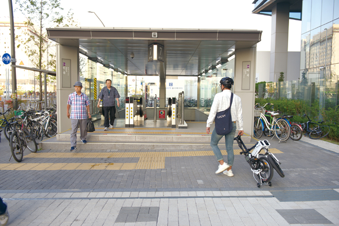 
	지하철을 타더라도 부담 없는 크기와 편리한 휴대성으로 편하게 이용할 수 있다.
