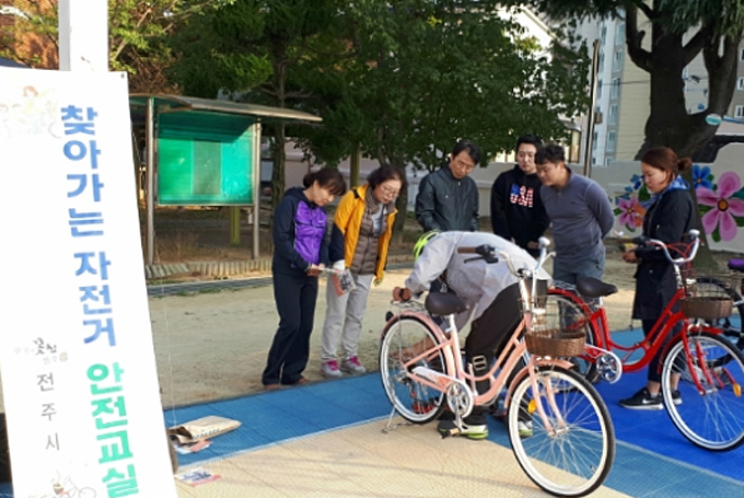 
	전주시는 30일, 전주신일중학교 교사 20명을 대상으로 자전거 안전교육을 실시했다.
