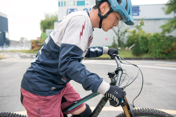 
	자전거가 기우는 방향의 팔이 굽지 않도록 주의해야 한다.
