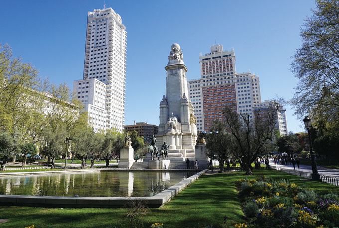 
	마드리드 시내에 있는 스페인 광장. 청동상은 돈키호테와 시종 산초
