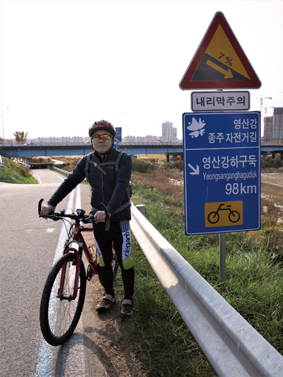 동행한 이상기 서장이 첨단대교에서 바톤을 넘겨받았다(광주 북구)