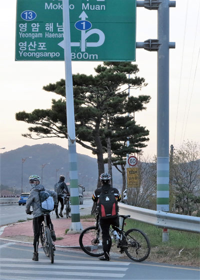 먼길을 달려온 젊은 어행자들이 나주대교에서 일단 하루를 접는다(나주 금천)