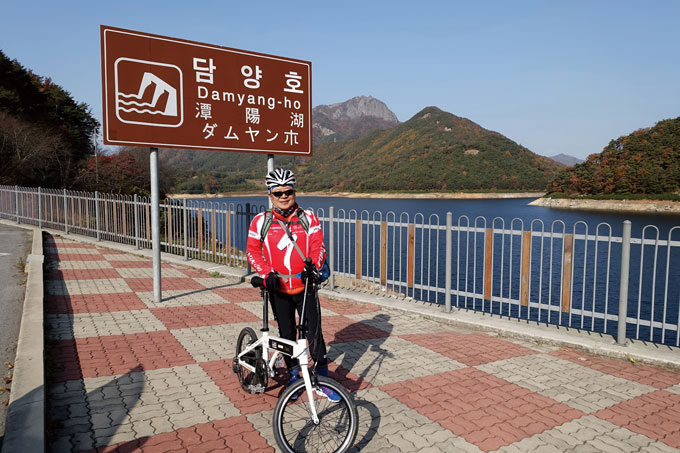담양호가 있어 영산강은 그나마 물줄기를 고르게 펼칠 수 있다. 멀리 추월산이 보인다(담양 용면)