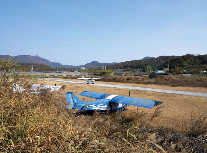 경비행기가 막 이륙하려는 한가한 강변, 담양항공이다(담양 금성)