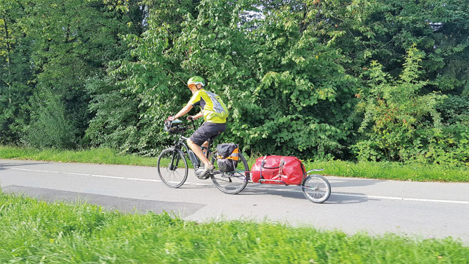 
	독일의 시골 자전거도로에서 만난 보쉬 전기자전거. 전기자전거에 트레일러를 달아서 장거리 여행하는 여행자들을 쉽게 만날 수 있다.
