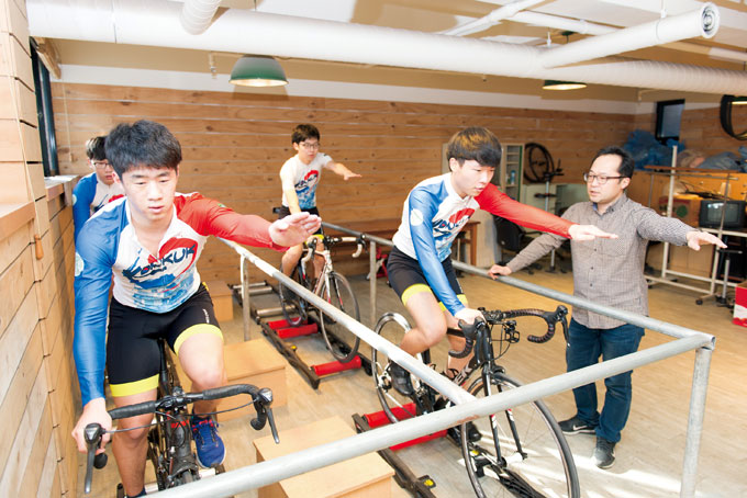 평롤러에서 균형을 잡기는 쉽지 않지만 제대로 배우고 나면 도로에서도 안전하게 라이딩 할 수 있다.
