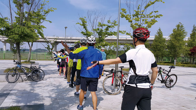 라이딩 전 수신호 요령을 미리 익히고 서로 호흡을 맞추는 연습은 큰 도움이 된다. 서울교총 자전거 연수교육 중.