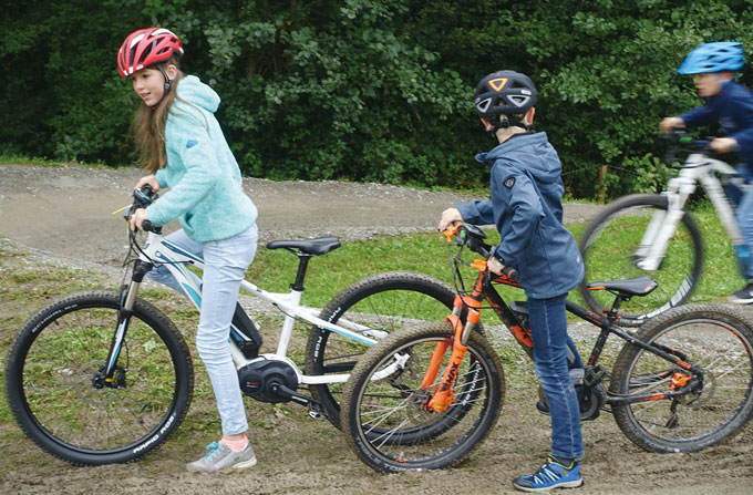 
	4 전기 자전거를 시승하는 유럽 어린이들

