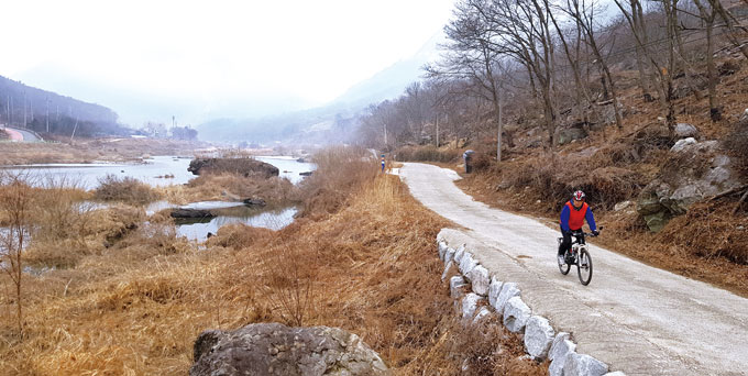 
	섬진강을 가장 ‘한국적인 강’이라 하는 것은 강물과 사람이 어깨동무하며 갈 수 있어서다.
