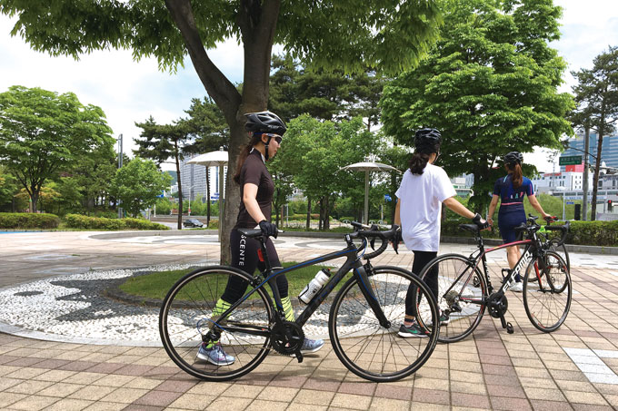 안장 잡고 이동하기.