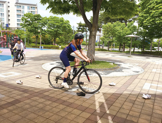 일정하게 반복되는 코스에서 코너돌기와 장애물 통과 등을 연습하자.