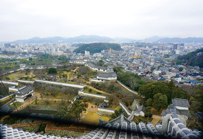 
	천수각에서 내려다본 니시노마루 지역. 극적인 삶을 살았던 센히메가 거주했던 곳이다.
