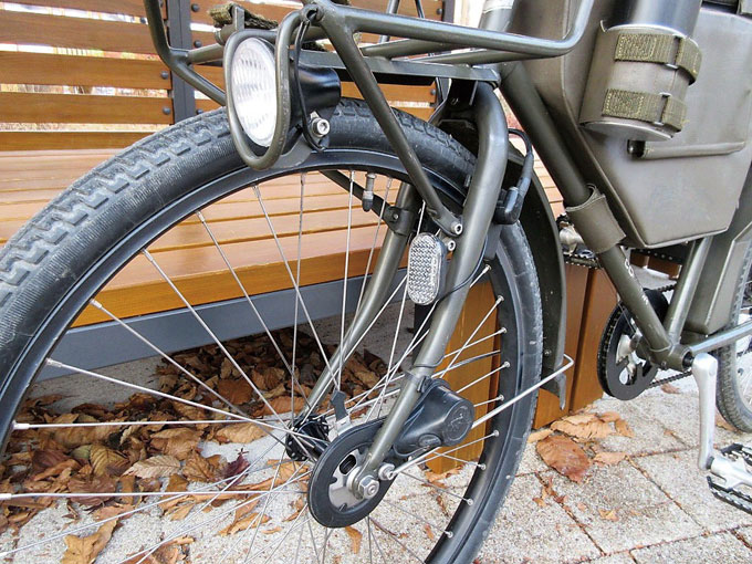 라이트는 허브 액슬에 달린 다이나모로 작동한다.