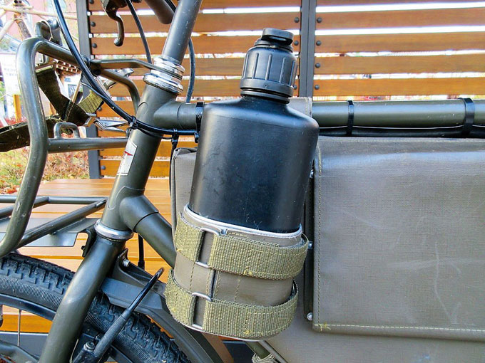 물통 거치대와 앞 랙