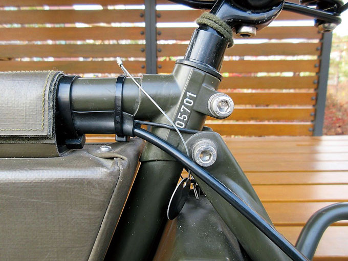 볼트로 고정된 러그와 시트스테이