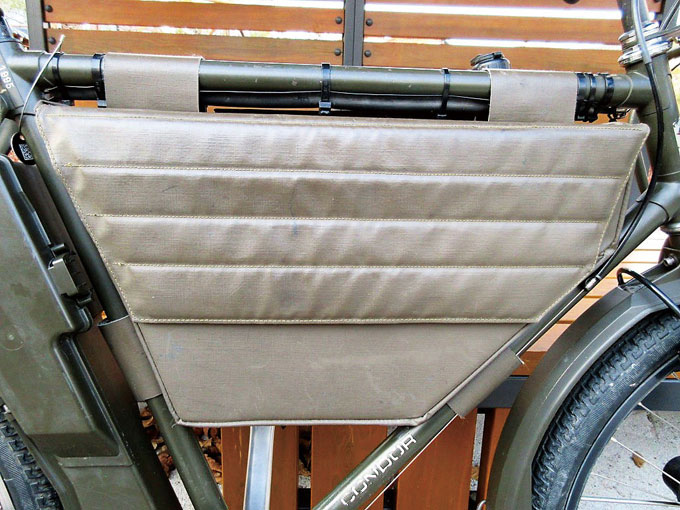 앞삼각 사이의 메인 수납공간