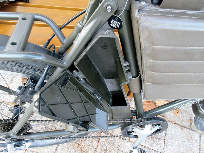 뒷삼각에도 공구 등을 넣는 수납공간을 마련했다.