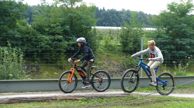 
	유럽 어린이들은 전기자전거에 친숙하다.
