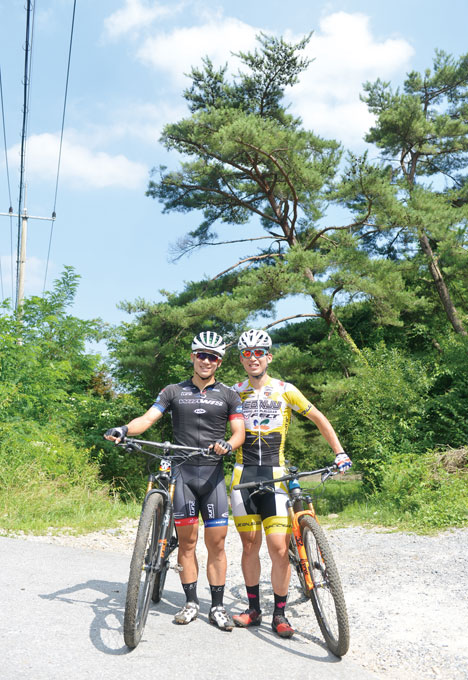 XC 국가대표 권순우(좌)와 유범진 선수. 지난 인천 아시안게임에서 각각 5, 6위에 이름을 올렸다. 유범진 선수는 펠트의 하드테일을 타고 있다.