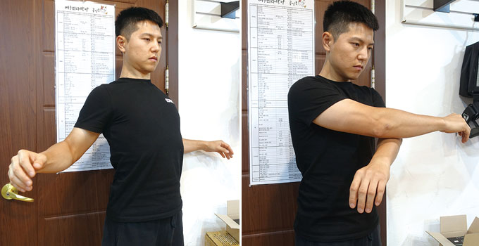 팔을 모으면서 어깨가 앞으로 모이도록 지그시 모아보자. 그 후 천천히 벌리면서 어깨를 뒤쪽으로 당기듯이 펴보자.