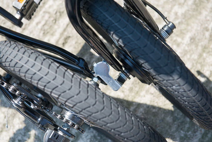 
	폴딩시 자전거가 벌어지지 않도록 앞뒤 바퀴를 고정해주는 자석이 붙어있다.
