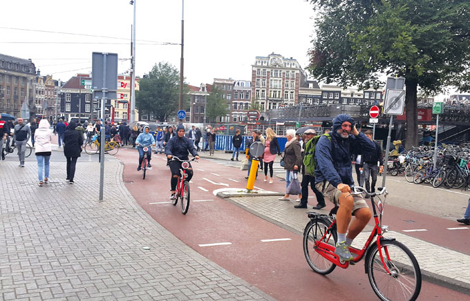
	비오는날 후드만 쓰고 자전거를 타는 네덜란드 사람들
