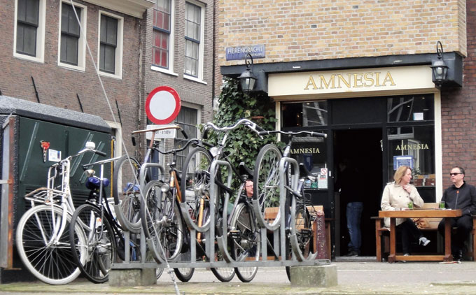 
	암스테르담 거리의 자전거(브레이크 레버가 없는 페달 브레이크 자전거가 많다)
