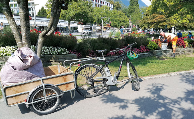 
	스위스에서 본, 화단 작업용 전기자전거

