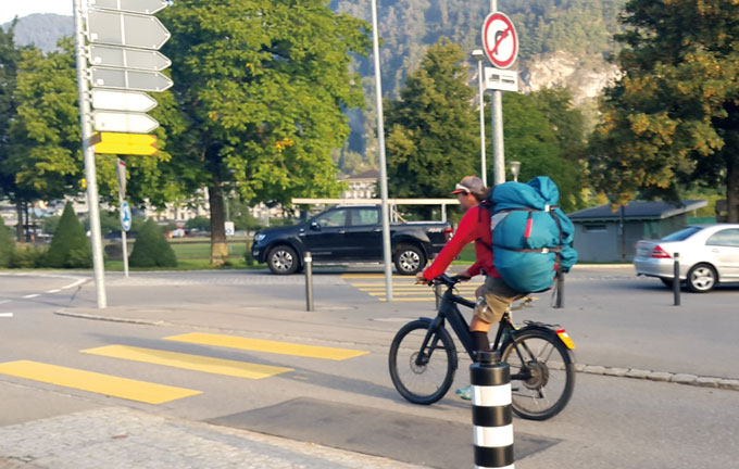 
	유럽에서는 흔한 백패커 자전거 여행자
