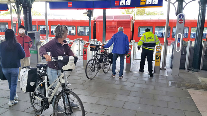 
	자전거를 끌고 기차를 타는 네덜란드 사람들
